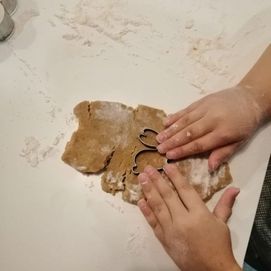 Lapsi leipoo pipareita