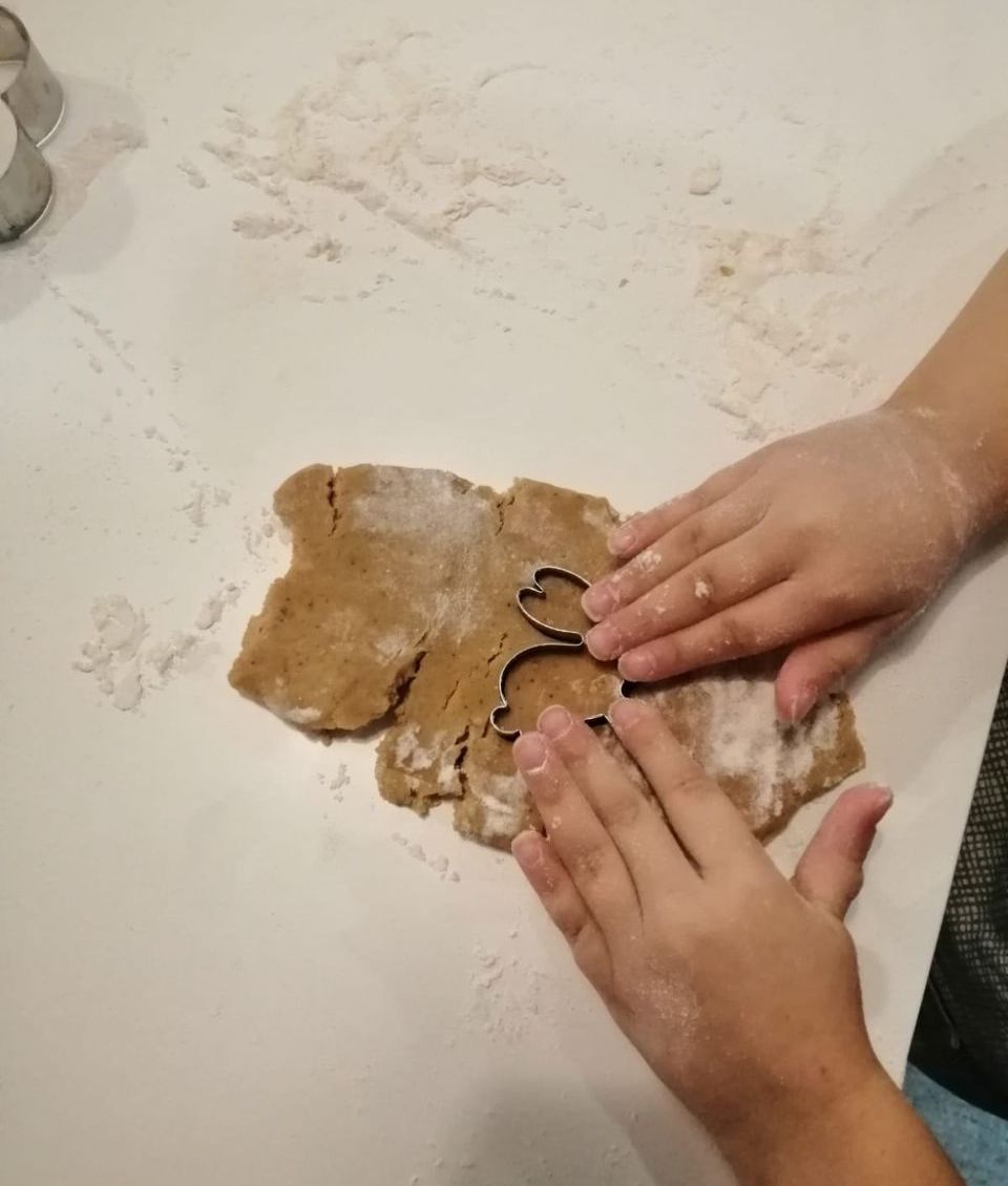 Lapsi leipoo pipareita